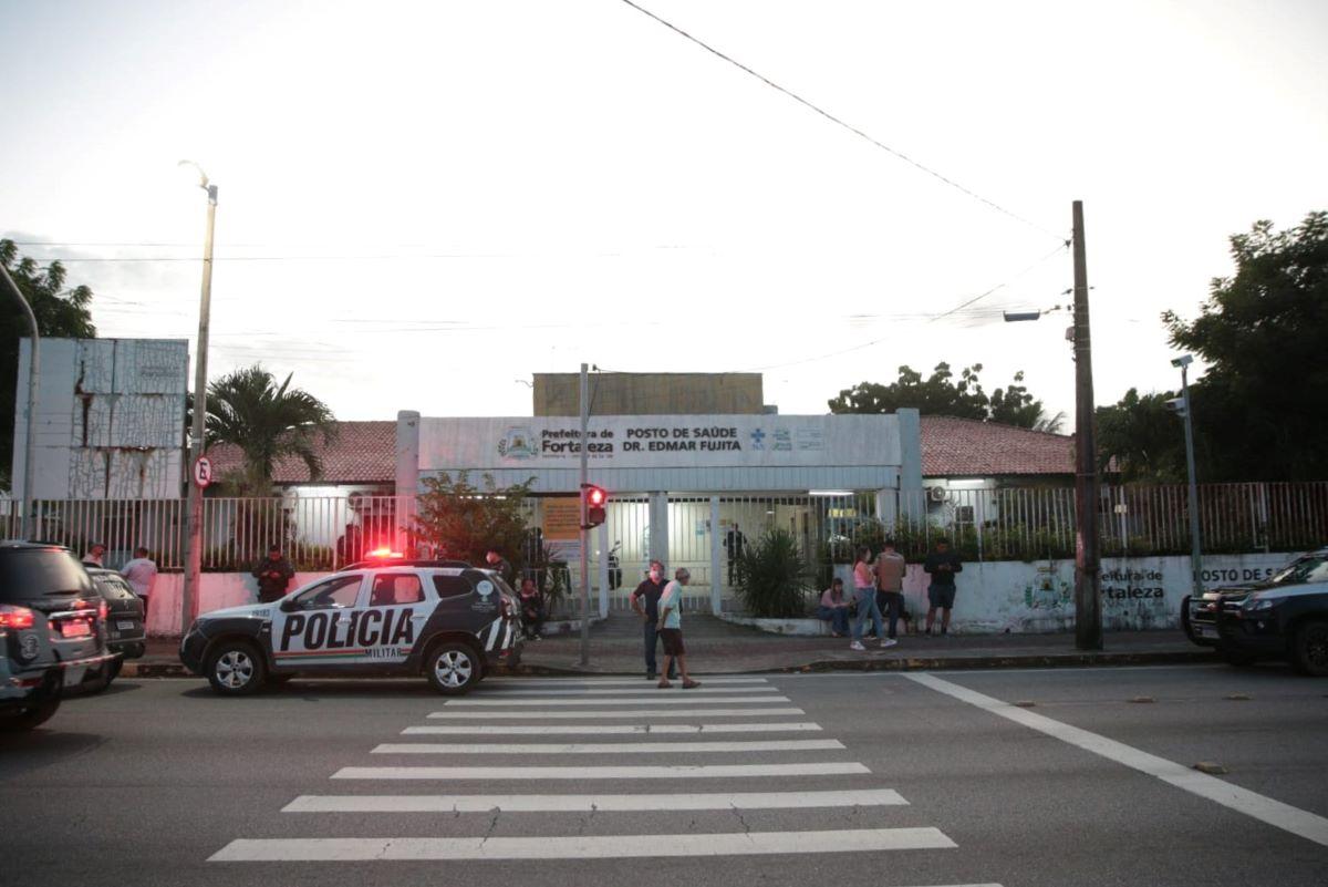 fachada do posto de saúde edmar fujita, com viaturas em frente