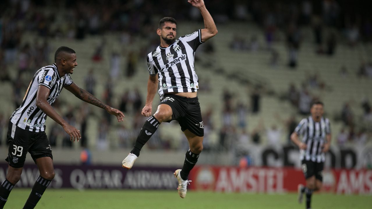 Zé Roberto comemora gol com Cléber