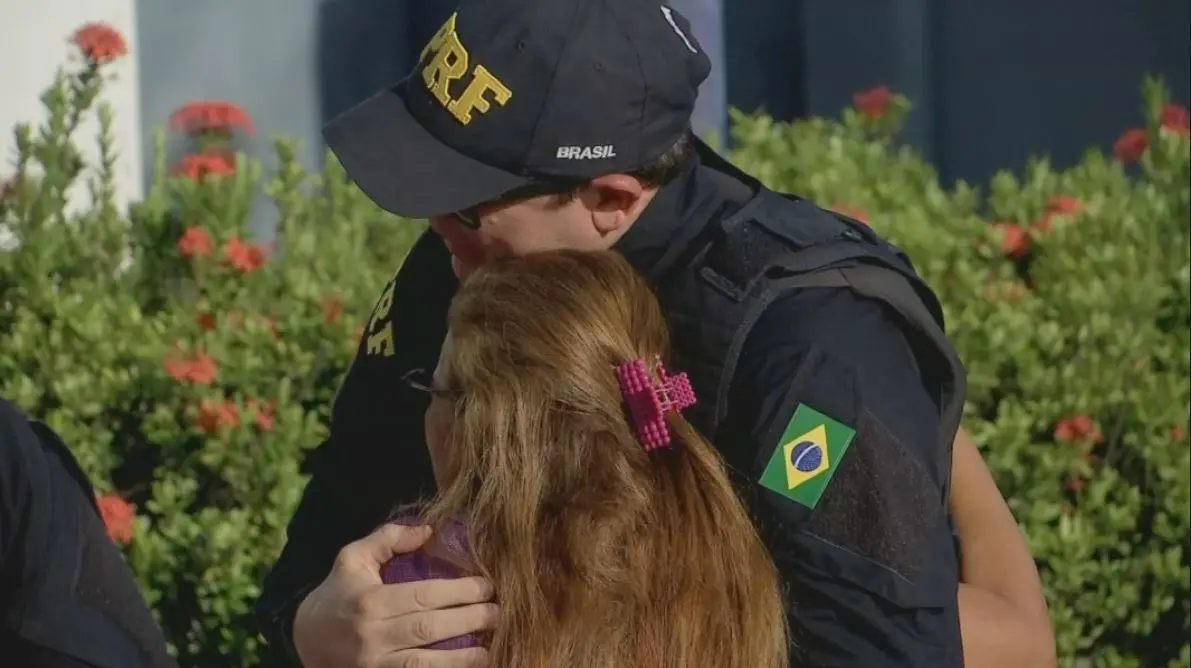 PRF se emociona durante abraço
