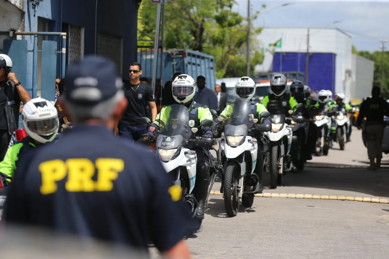 Cortejo fúnebre do corpo de Raimundo Bonifácio saiu da sede da Superintendência da PRF por volta das 11 horas em direção ao cemitério da Parangaba