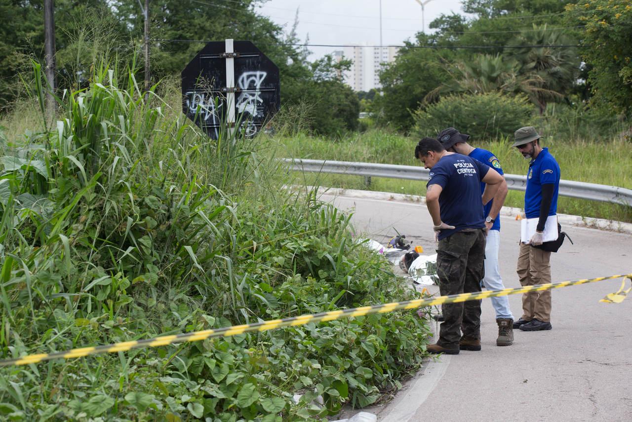 Peritos realizando trabalho em local de crime