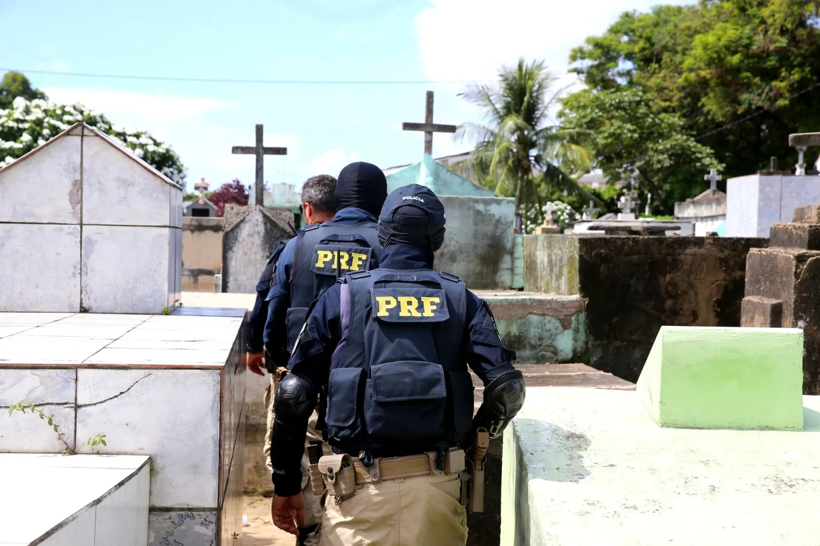 Colegas de PRF morto prestam homenagens em cemitério de Fortaleza