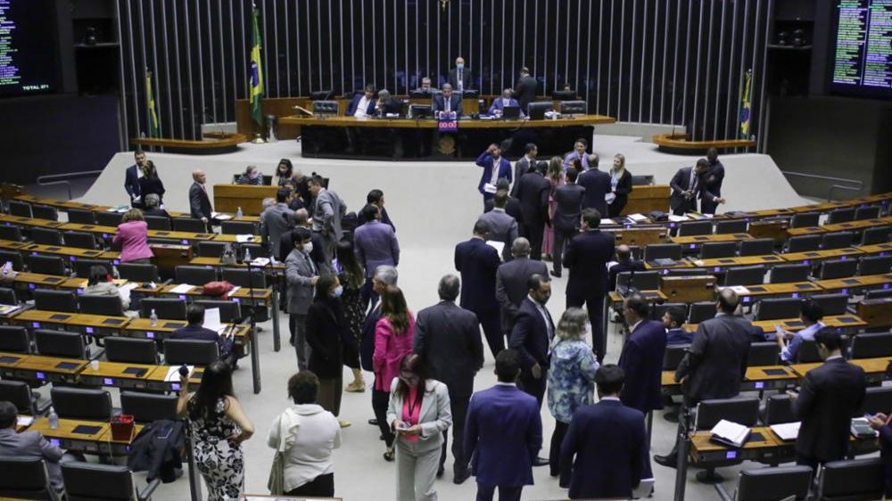 Sessão na Câmara dos Deputados. Imagem vista de cima, com vários parlamentares caminhando pelo plenário.