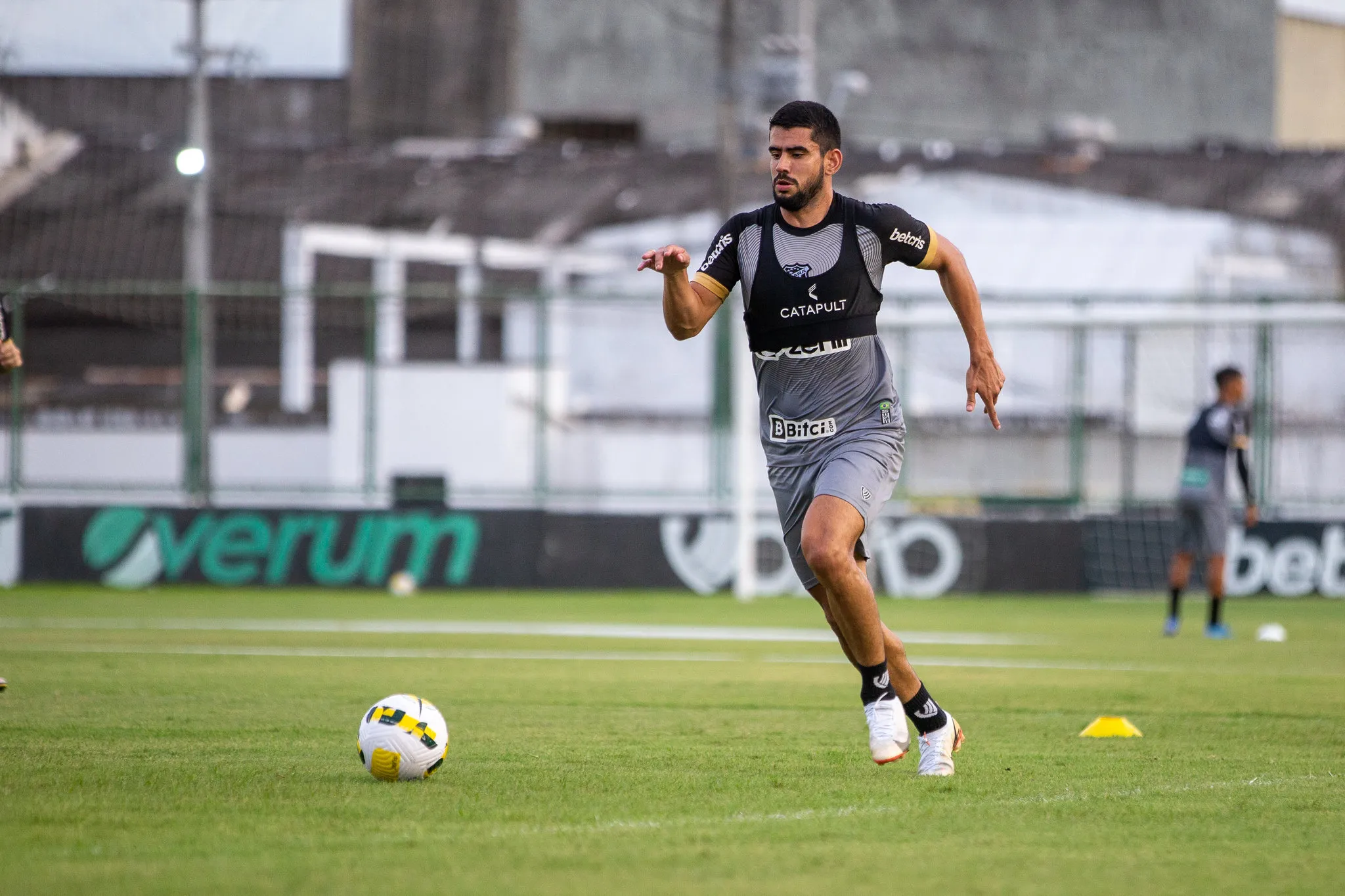 Zé Roberto viajou com o elenco e pode ser utilizado como 'camisa 9' pelo técnico Dorival Júnior
