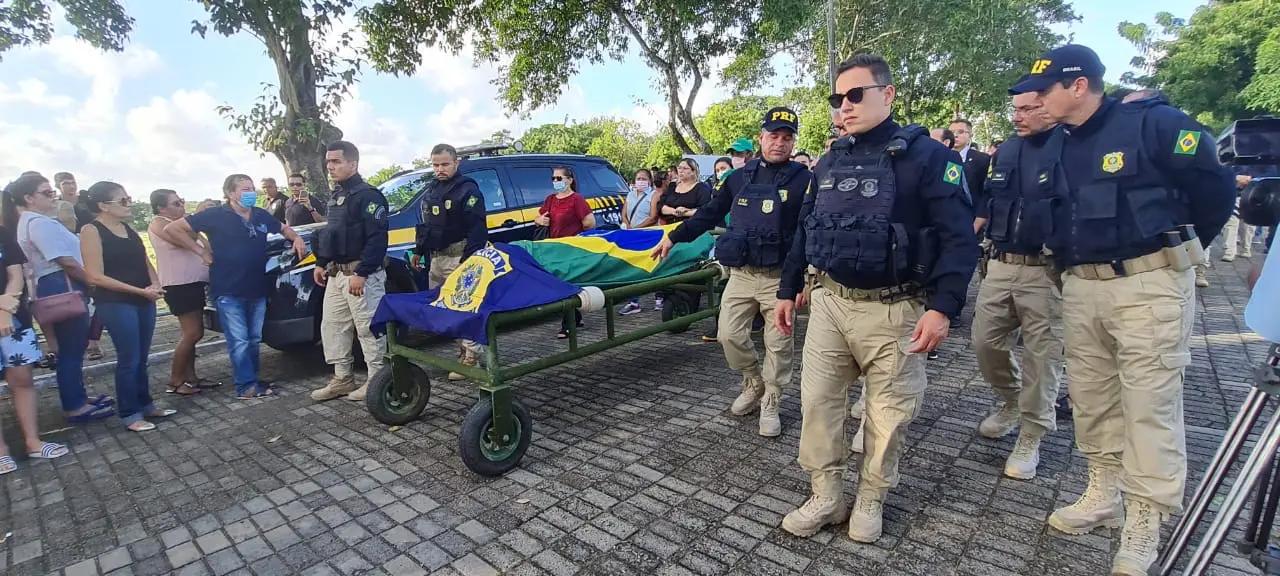 PRFs carregando o caixão de Márcio Hélio, policial assassinado na BR-116