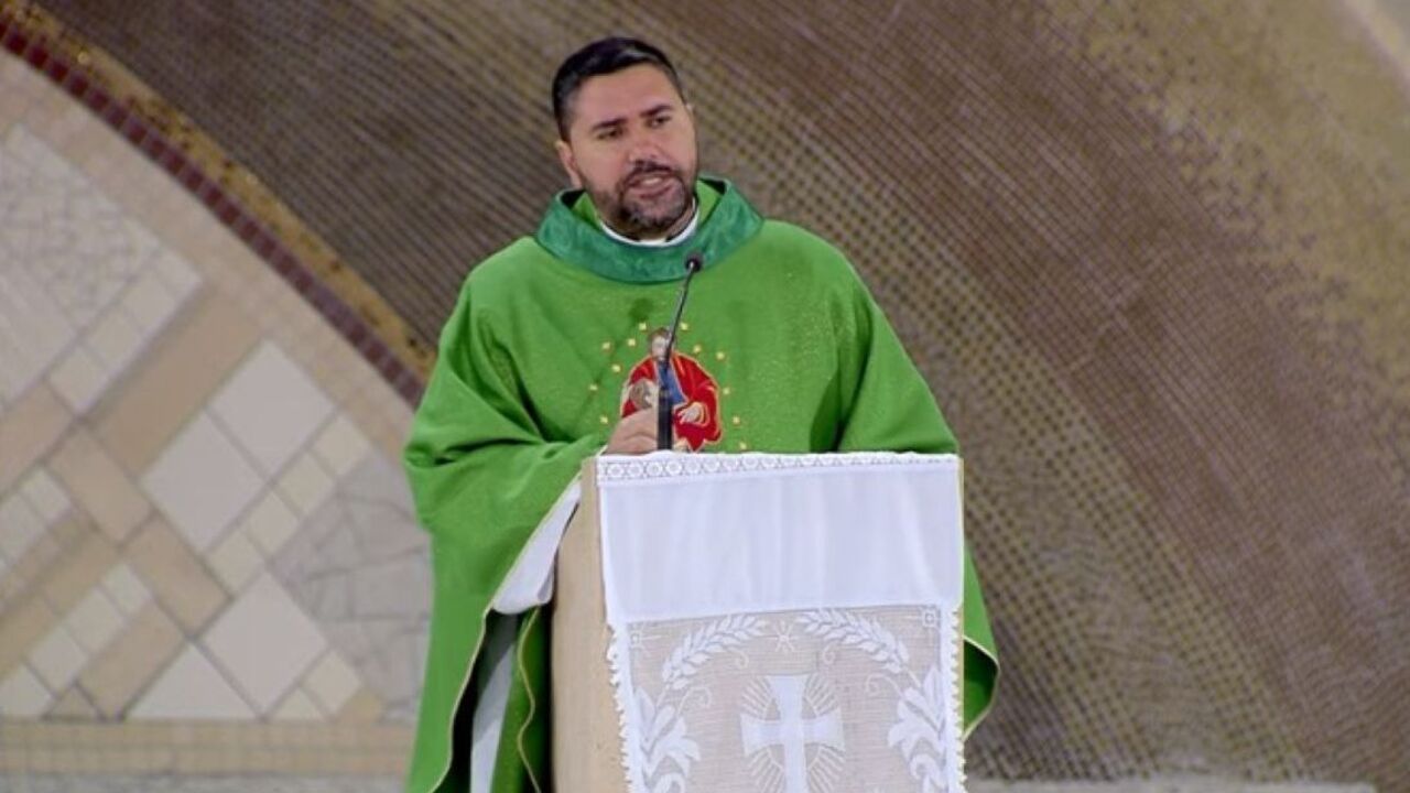 Padre Leandro Couto em missa