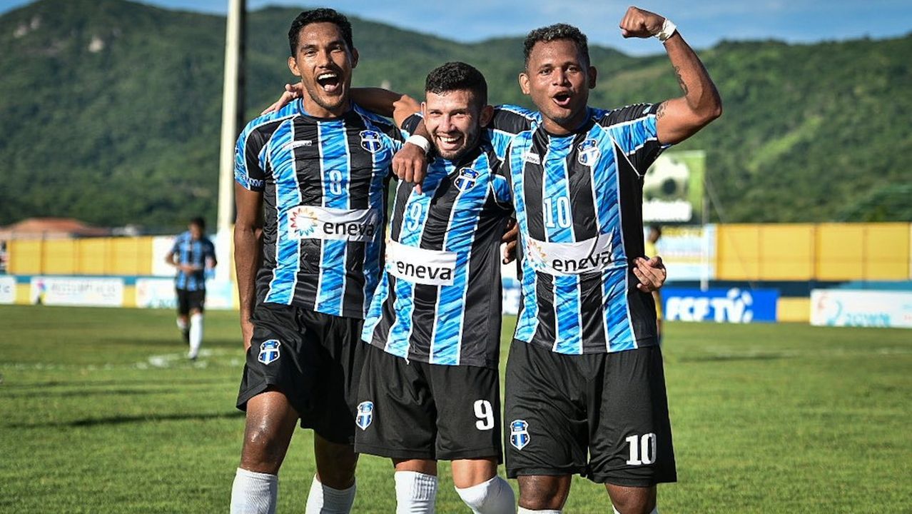 Jogadores do Grêmio Pague Menos Tirol comemoram gol