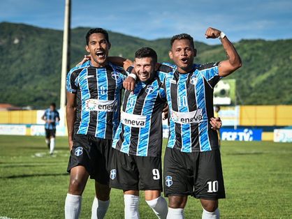 Jogadores do Grêmio Pague Menos Tirol comemoram gol