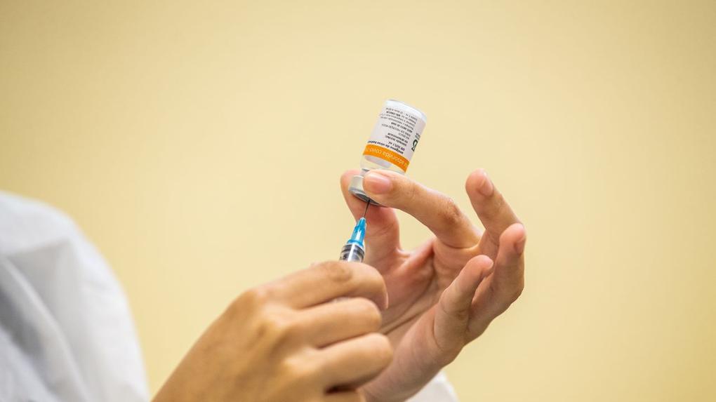 vacina sendo injetada em seringa