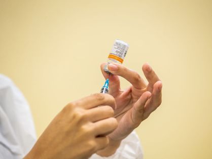 vacina sendo injetada em seringa