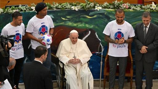Ronaldinho Gaúcho e Daniel Alves visitam papa Francisco