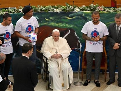 Ronaldinho Gaúcho e Daniel Alves visitam papa Francisco