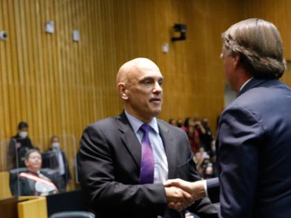 Presidente Jair Bolsonaro cumprimenta Alexandre de Moraes