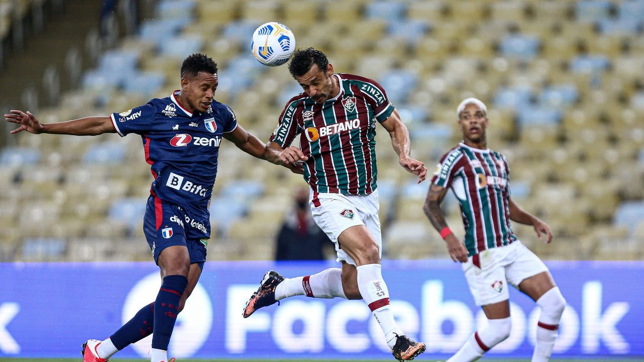 Atletas disputam bola entre Fortaleza e Fluminense