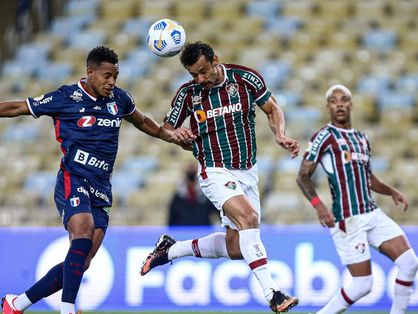 Atletas disputam bola entre Fortaleza e Fluminense