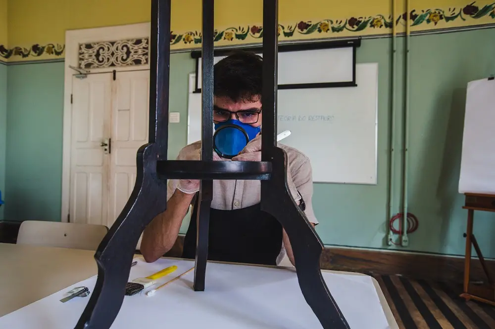 Roberto Moreira Chaves demonstra processo de conservação de objetos na Escola de Artes e Ofícios Thomaz Pompeu Sobrinho
