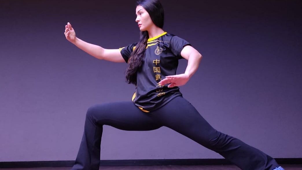 Imagem mostra mulher fazendo movimento de kung fu