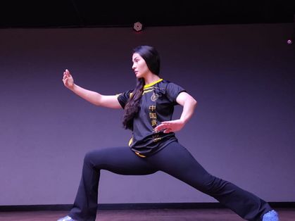 Imagem mostra mulher fazendo movimento de kung fu