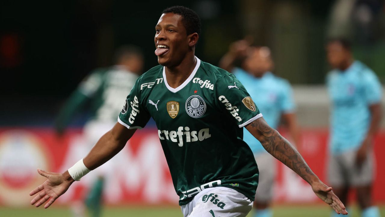Atleta do Palmeiras comemora gol