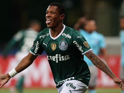Atleta do Palmeiras comemora gol