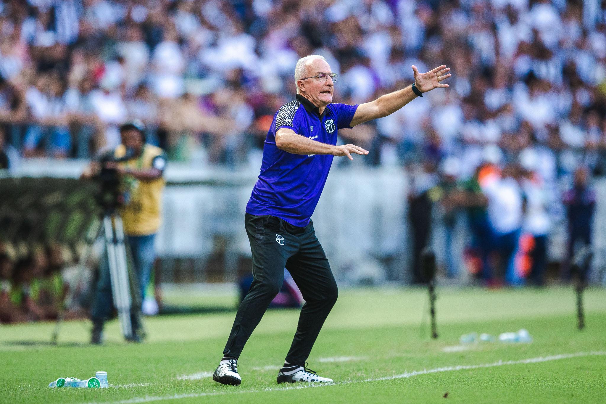 Técnico do Ceará, Dorival Júnior, em campo pelo Alvinegro