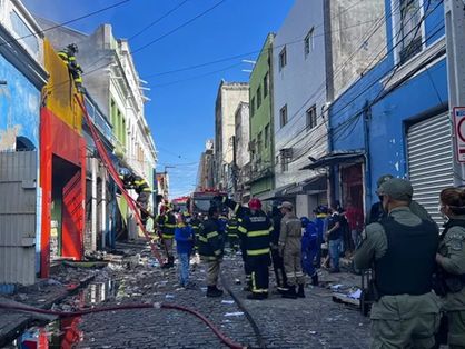 Bombeiros em uma rua de Recife onde uma loja de fogos de artifício pegou fogo.