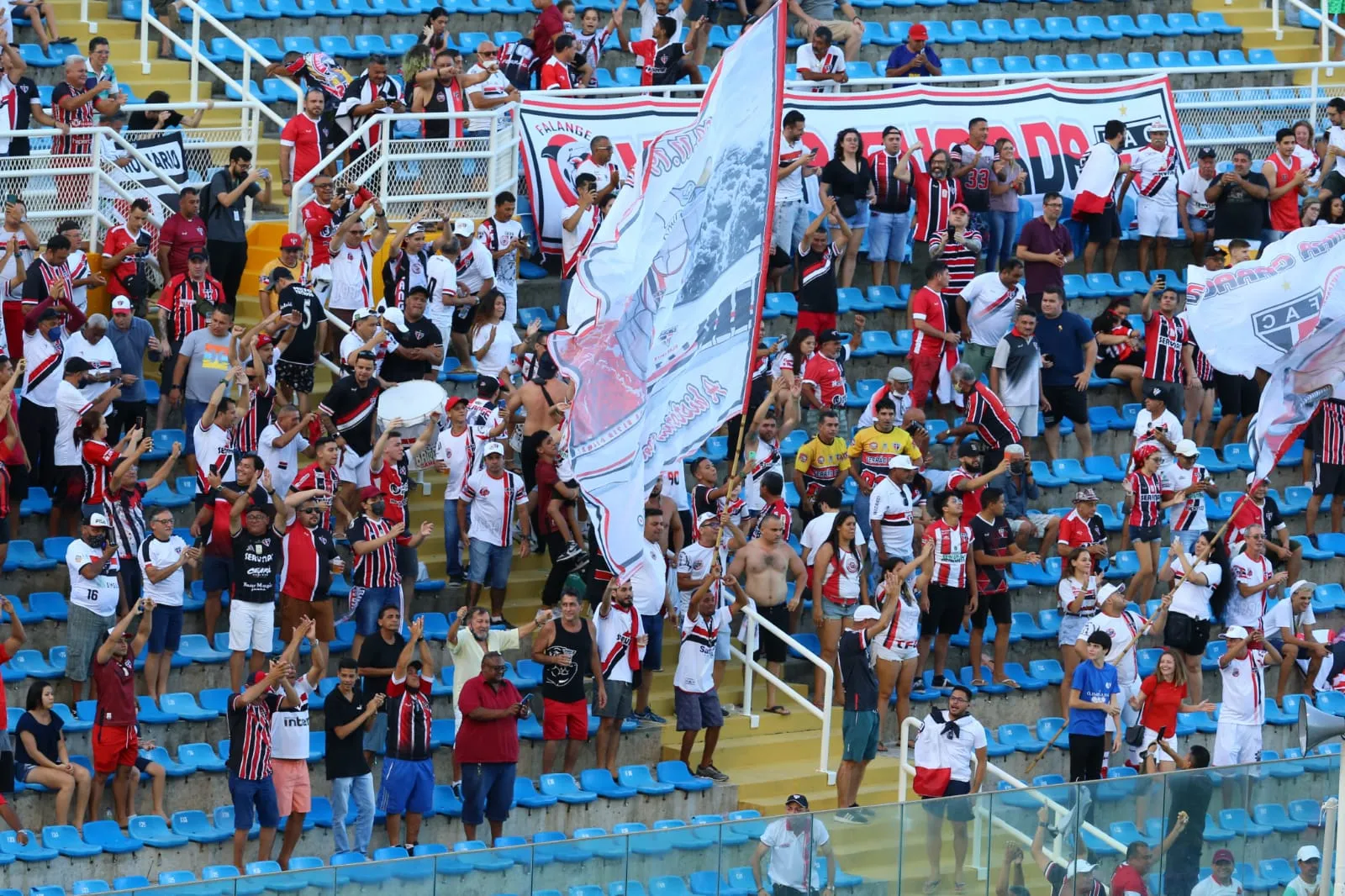 Torcedores do Ferroviário durante jogo no PV