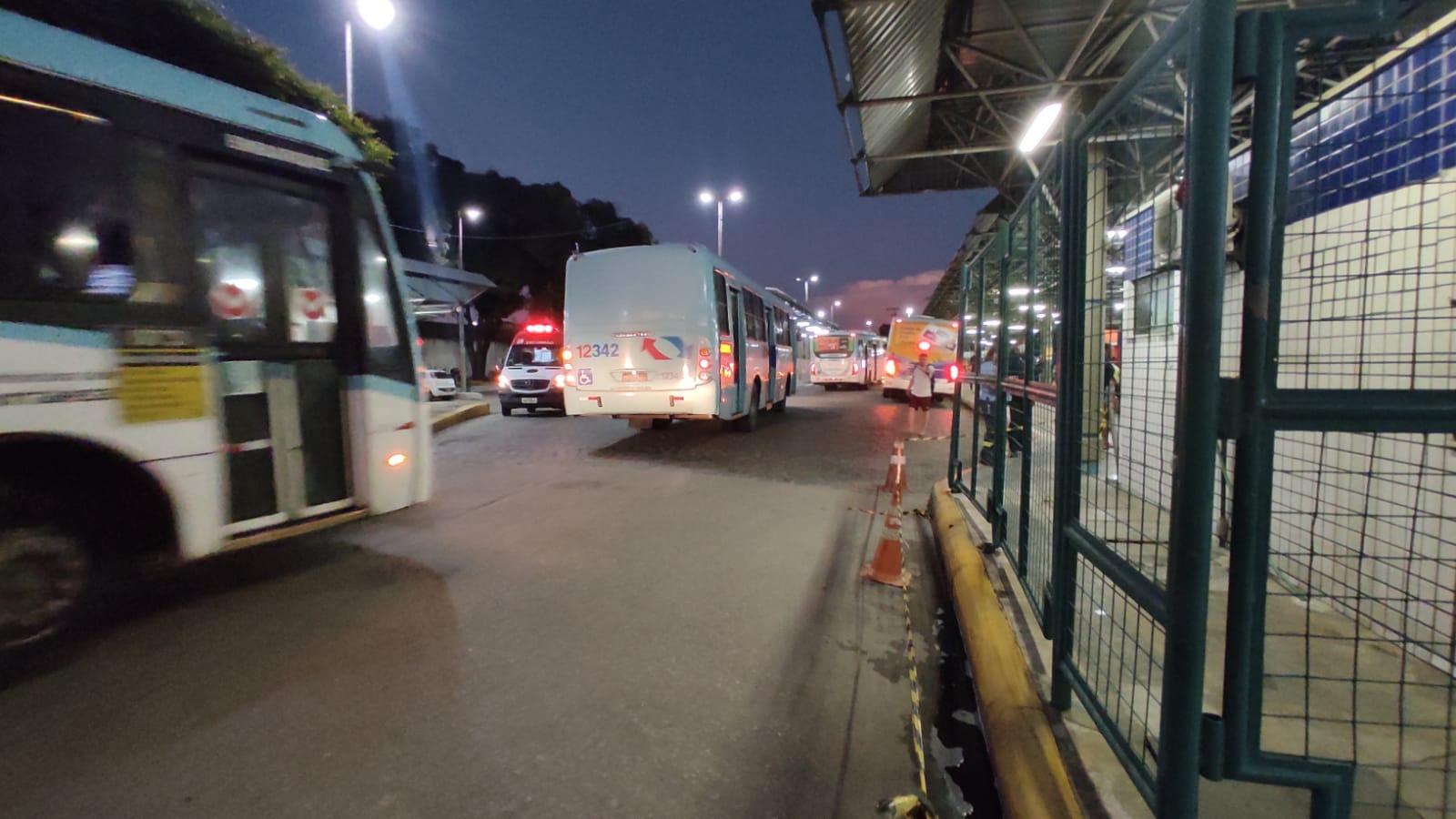 Ônibus atravessam o Terminal do Papicu, em Fortaleza. Ao fundo, uma ambulância do Samu.