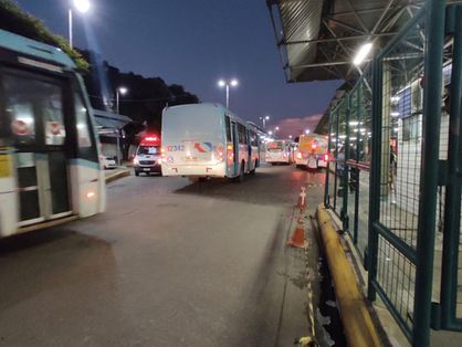 Ônibus atravessam o Terminal do Papicu, em Fortaleza. Ao fundo, uma ambulância do Samu.