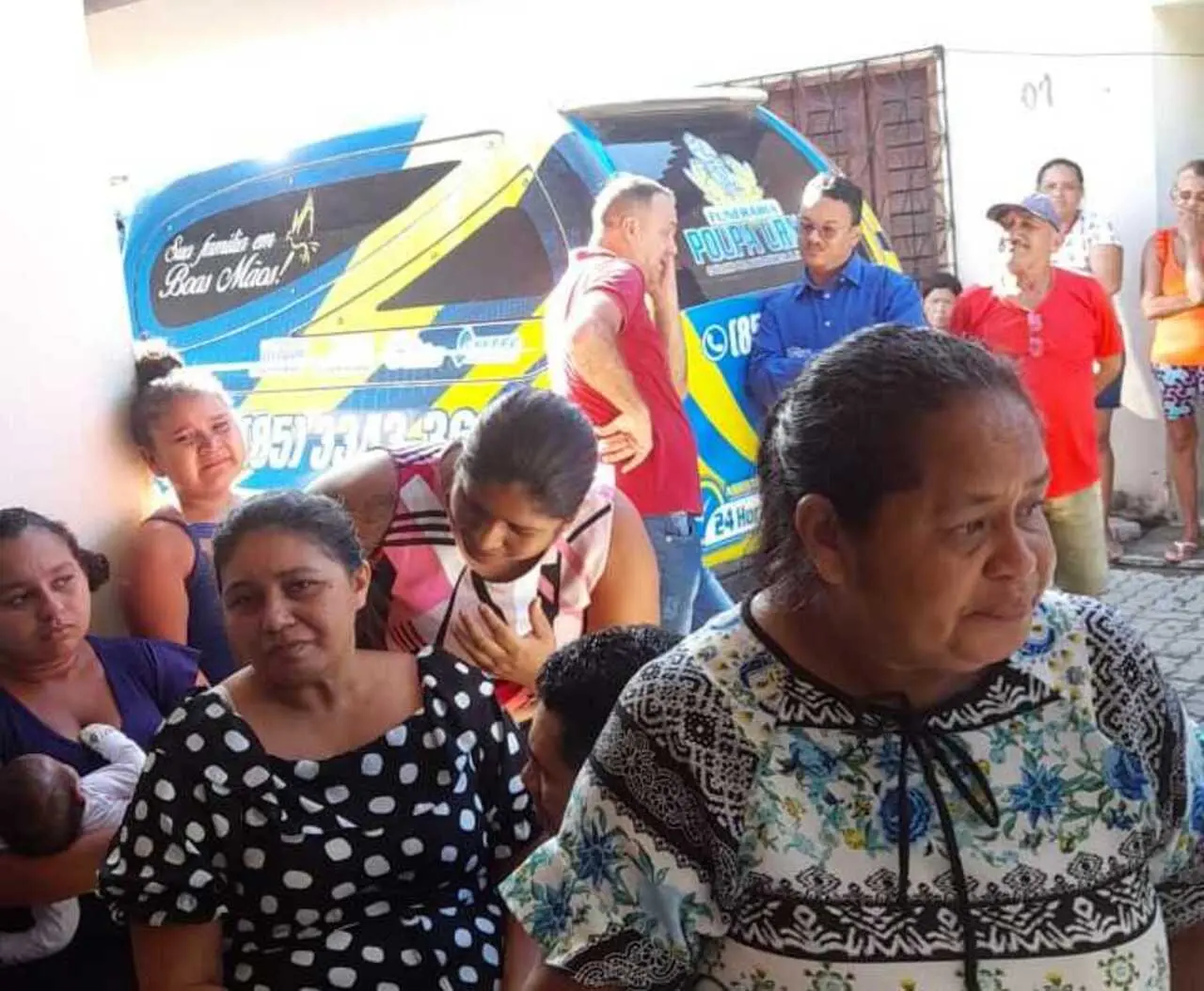 Amigos e familiares em velório de Joyciane Silva