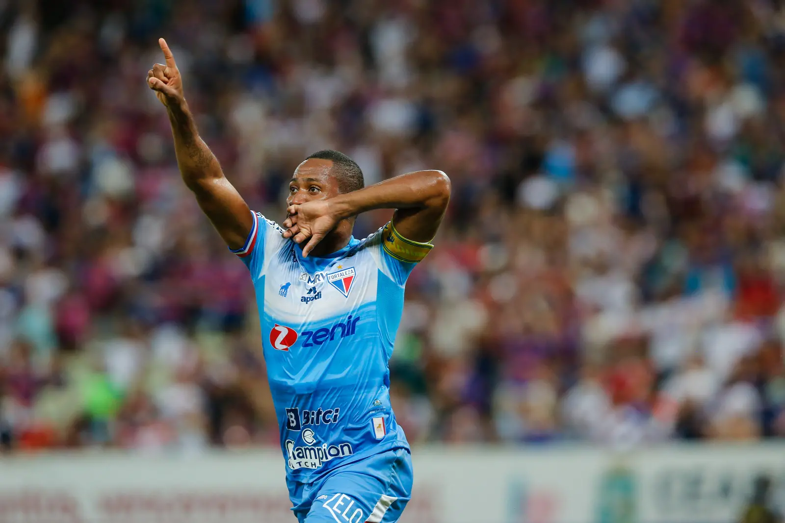 Tinga comemora gol pelo Fortaleza