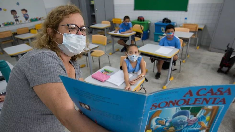 Professora da Prefeitura de Fortaleza lê história para alunos em sala de aula