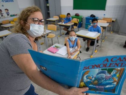 Professora da Prefeitura de Fortaleza lê história para alunos em sala de aula
