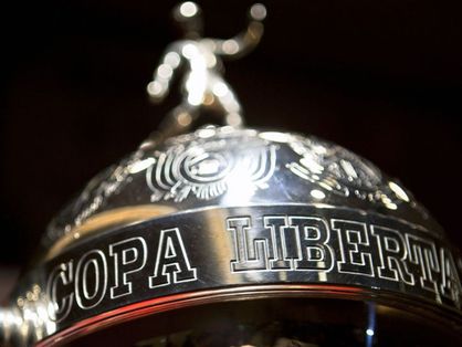 Imagem em plano detalhe da taça da Libertadores