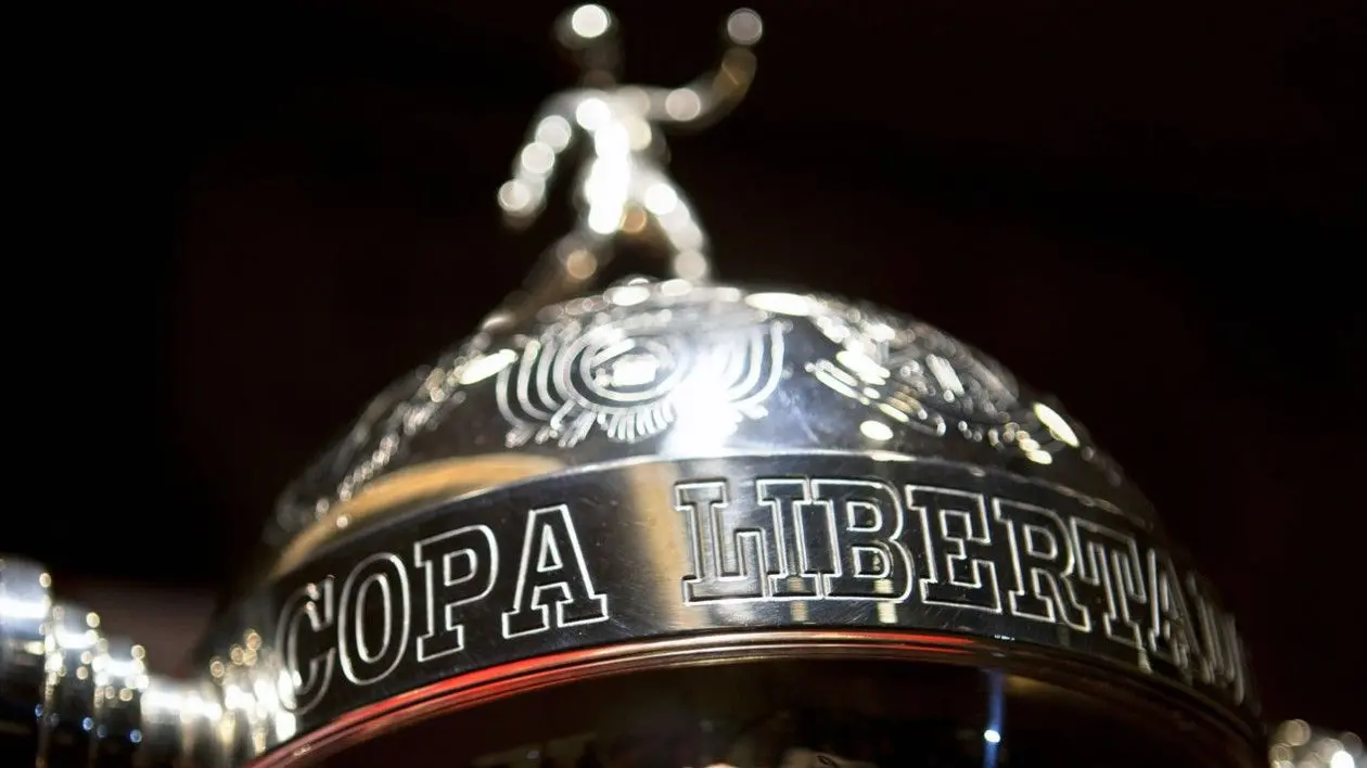 Imagem em plano detalhe da taça da Libertadores