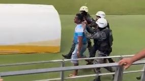 Torcedor do Fortaleza sendo levado pela Polícia