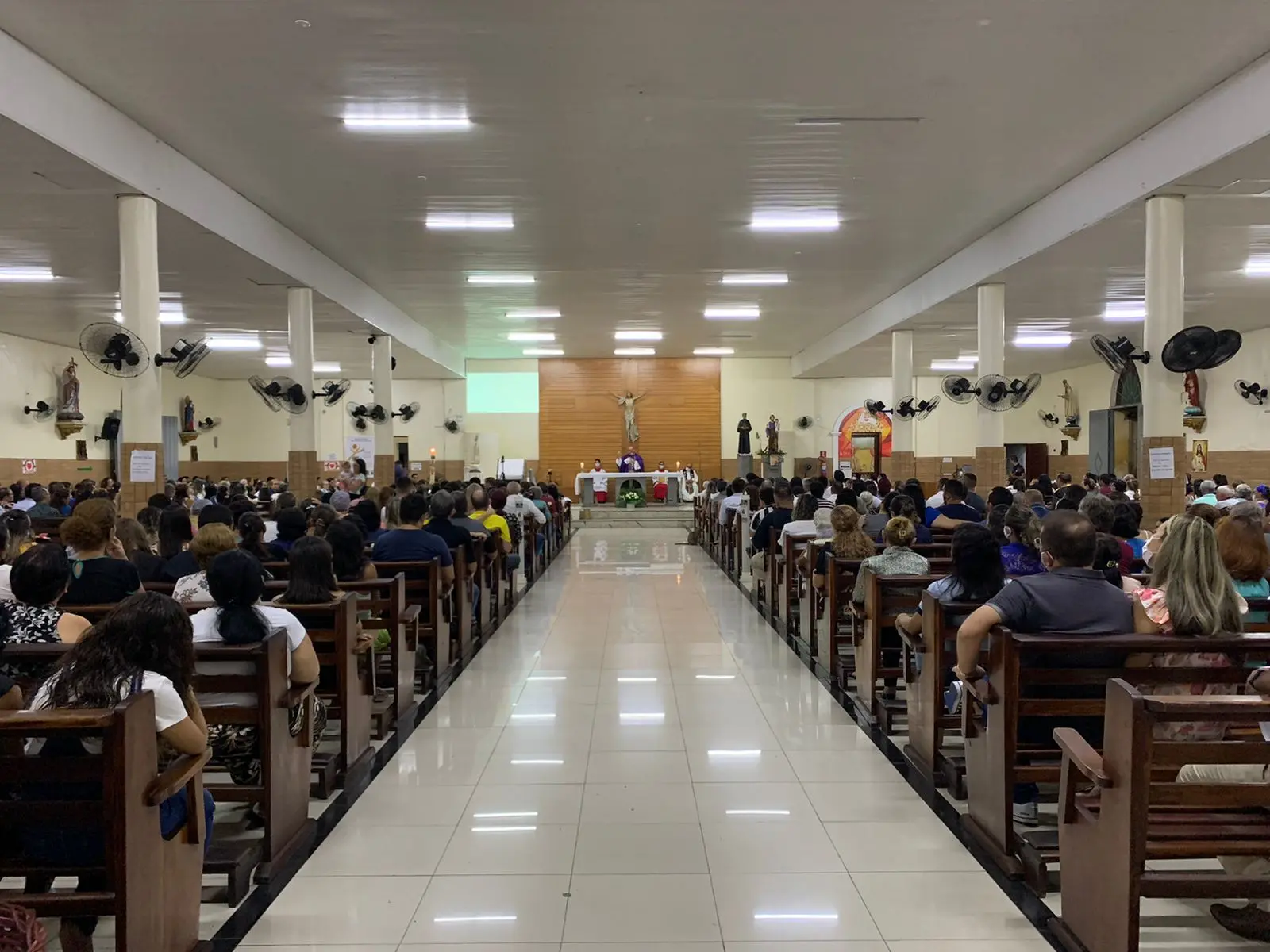 imagem de igreja lotada durante missa