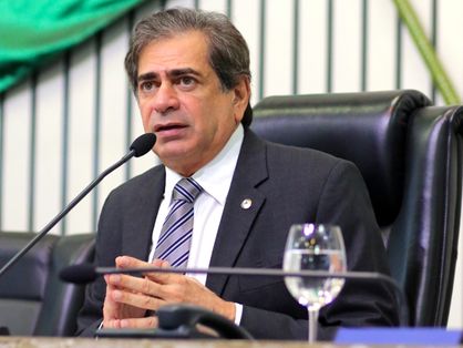 O deputado estadual Zezinho Albuquerque no plenário da Assembleia Legislativa do Ceará.