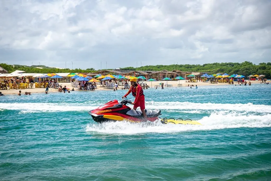 Guarda-vidas utiliza jet ski na Praia do Futuro.