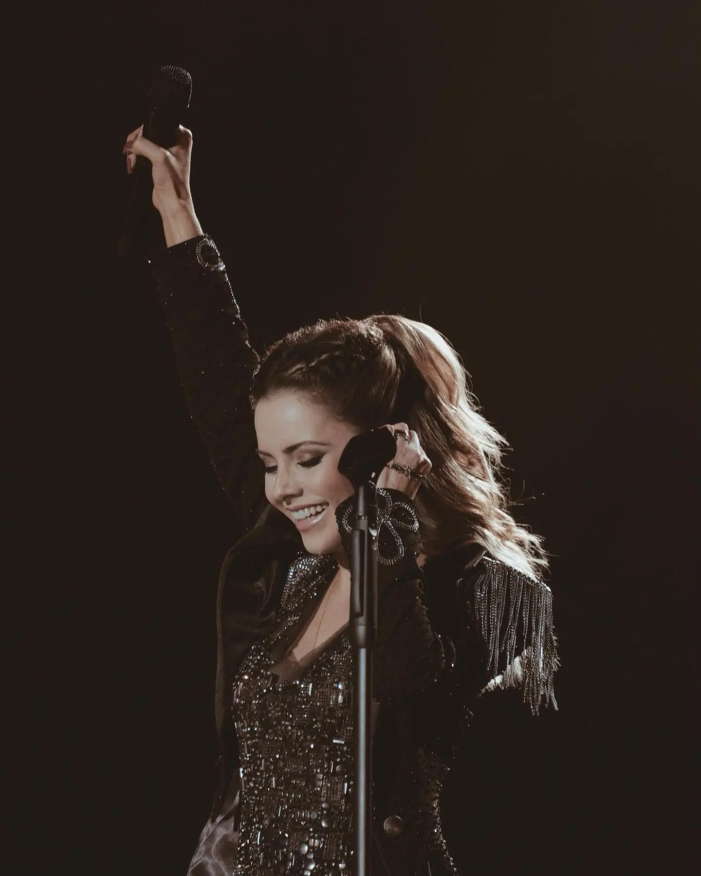 sandy com microfone na mão