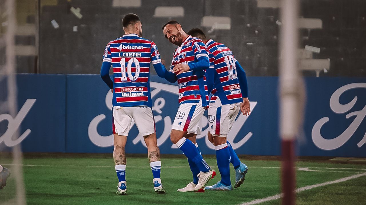 Jogadores do Fortaleza comemoram vitória