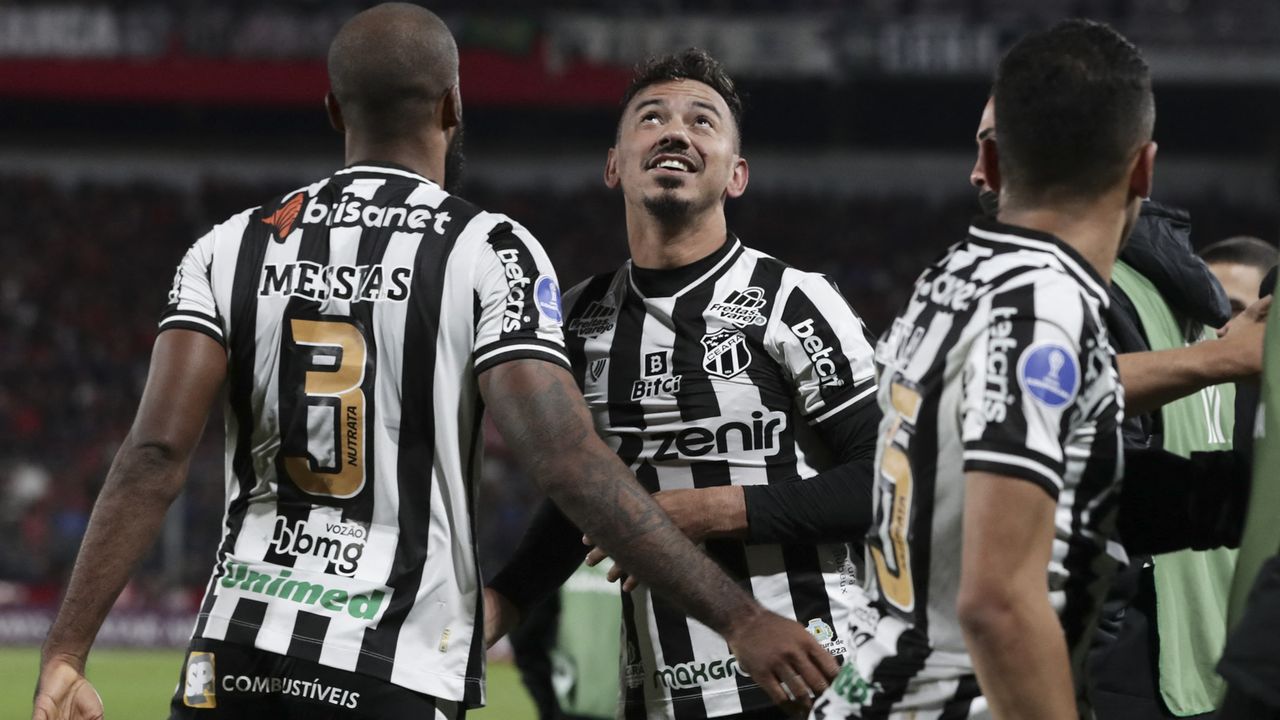 Rodrigo Lindoso comemora gol marcado pelo Ceará