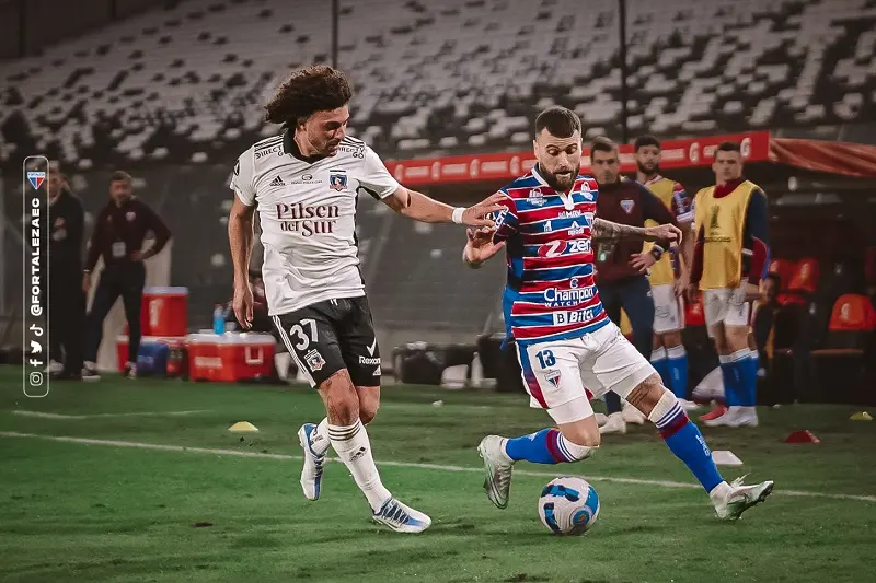 Imagem mostra jogadores disputando bola