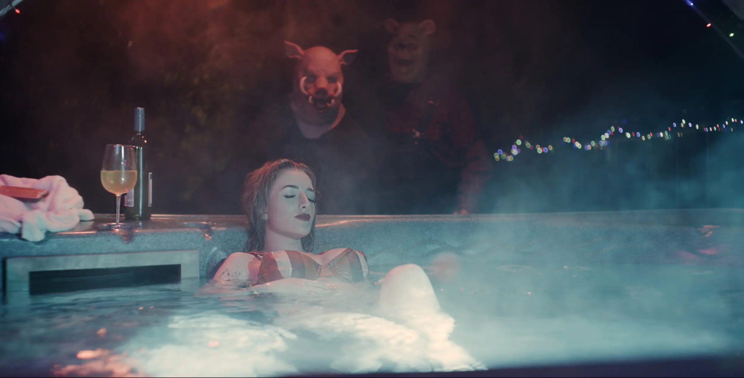 O personagem Piglet, o leitão, aparece com grandes presas em cena