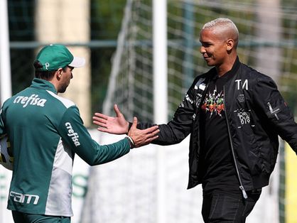 Deyverson cumprimenta funcionário do Palmeiras