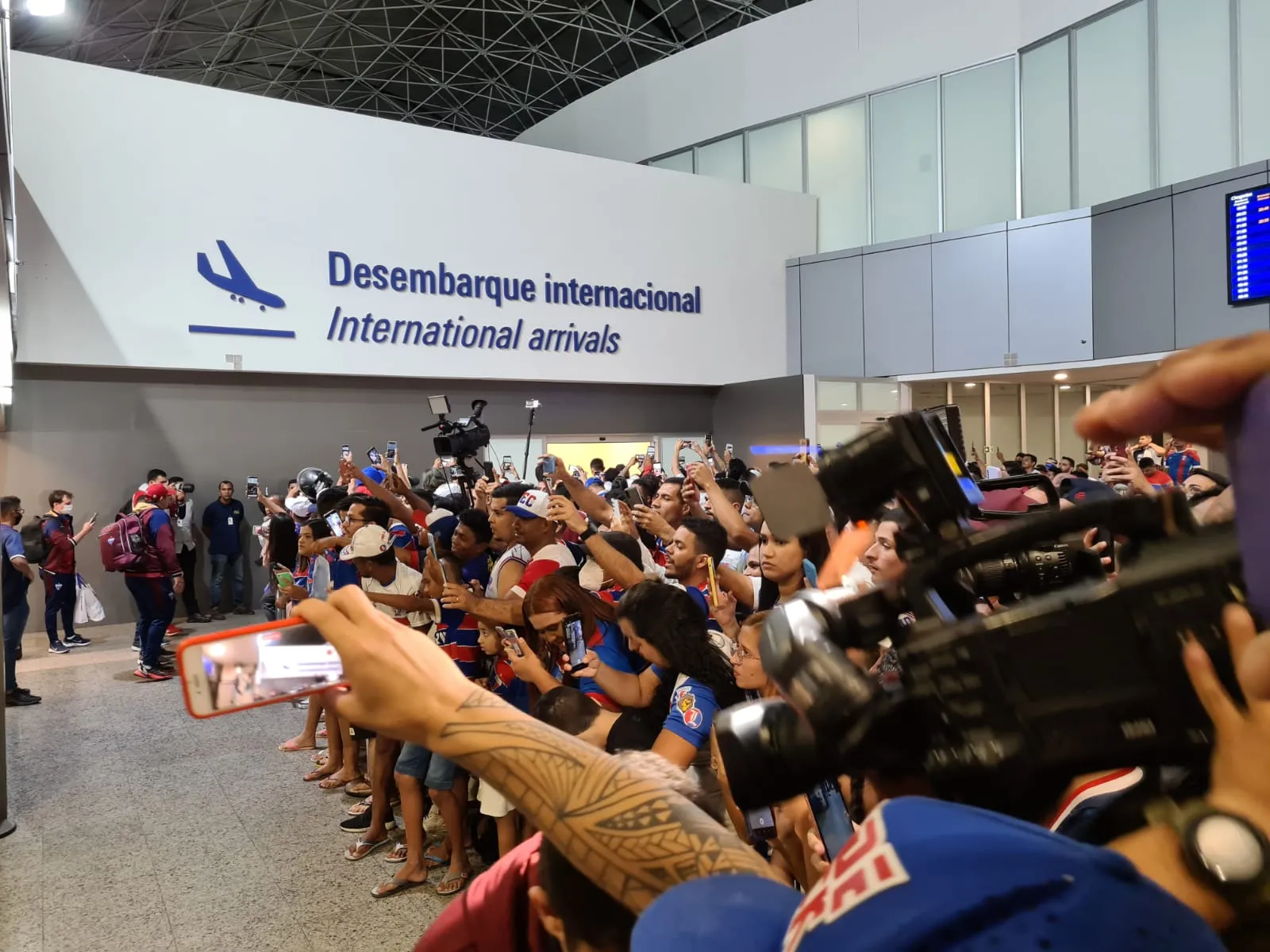 A torcida do Leão chegou horas e aguardou a chegada dos heróis da classificação na Libertadores