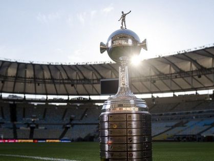 Taça da Libertadores em campo de futebol