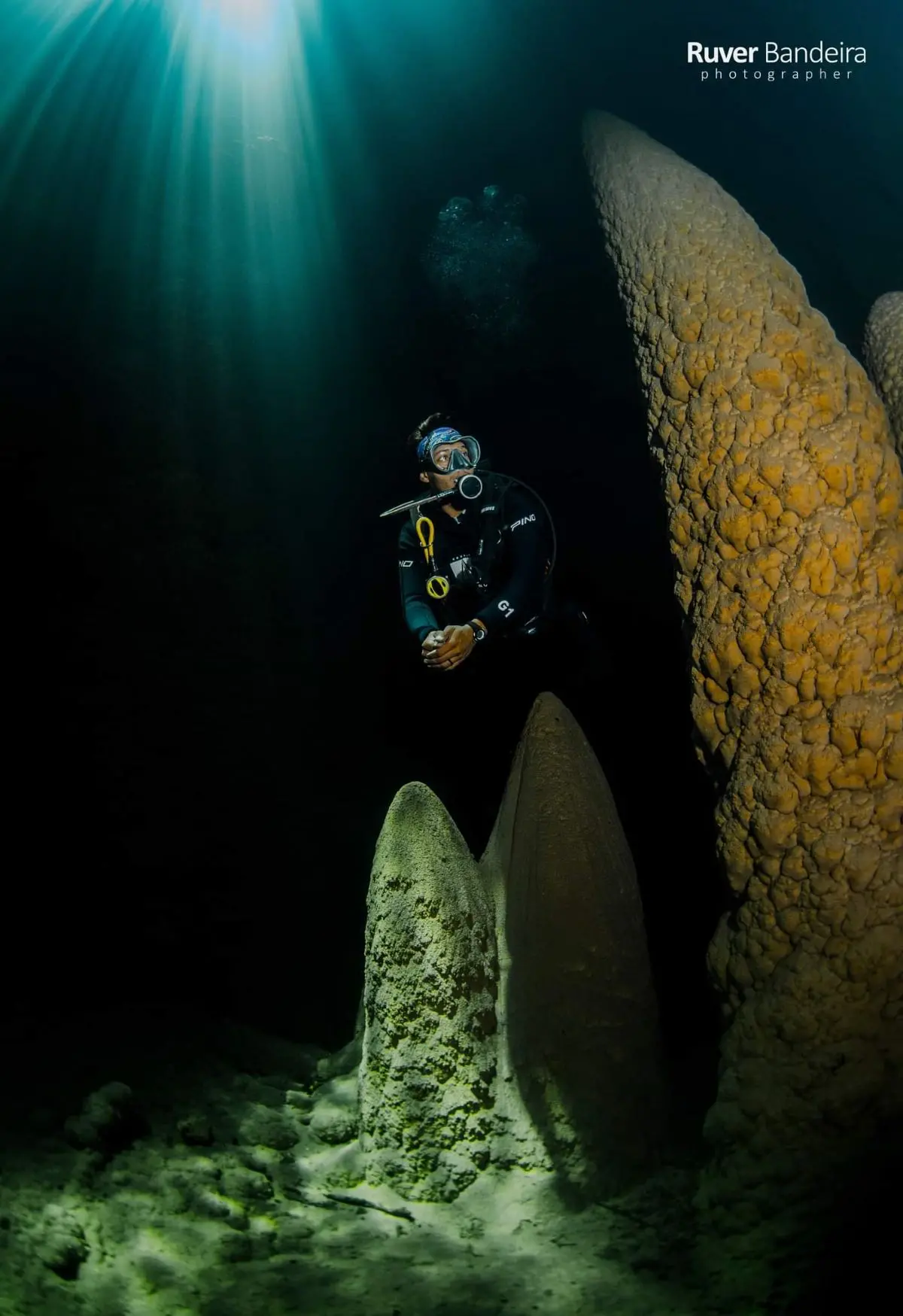fotografia premiada com mergulhador no fundo do mar em bonito, mato grosso do sul