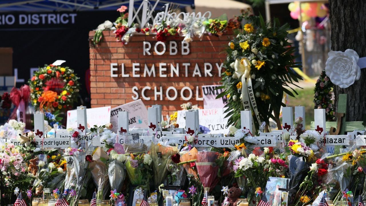 Rosas e flores foram deixadas em frente a escola no Texas onde crianças morreram