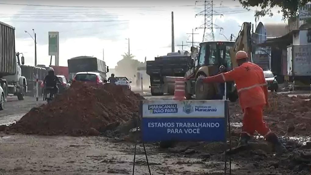 Obras de ação emergencial no Anel Viário, em frente à entrada do bairro Pajuçara